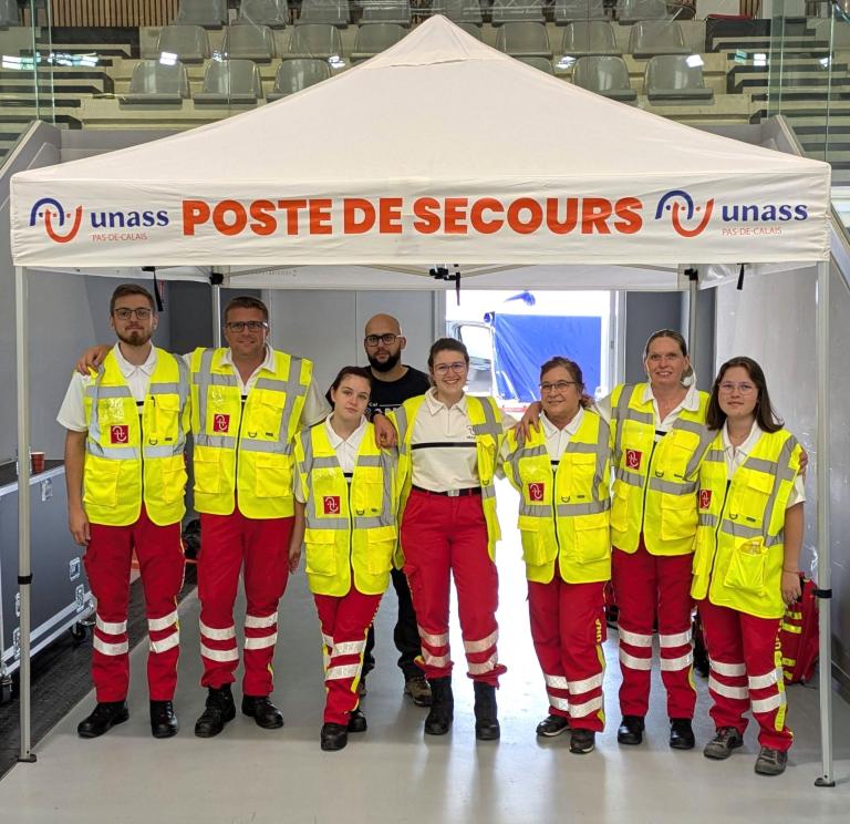 groupe de secouristes unass sur un évènement sportif